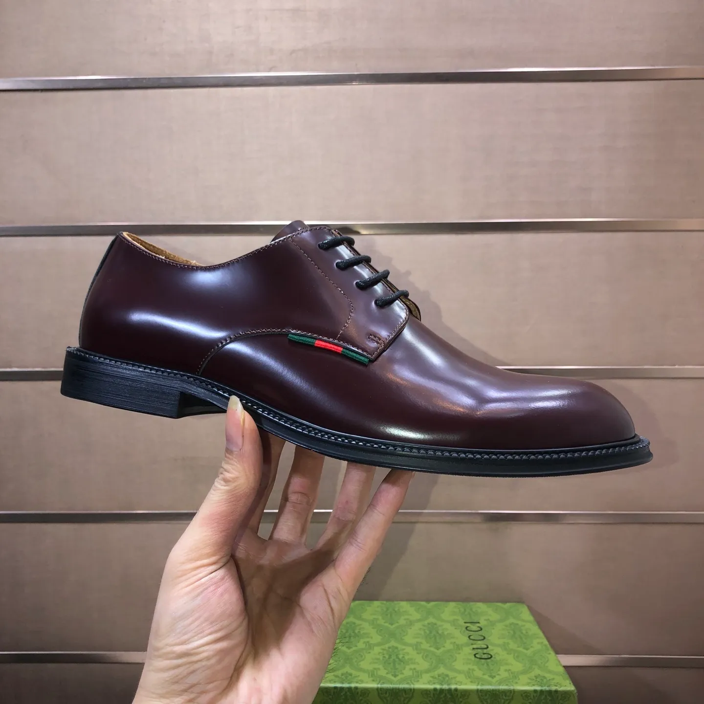 Factory batch 500💰Italy’s top luxury men’s shoe giant (GUCCI) (Gucci) (full cowhide lining) new arrival🍃Original European style🔰 Pleasant to the eye😍In order to make the shoes more durable and non-deformable🌀The production continues to follow traditional methods but there is still no lack of innovation💪The original sheepskin is selected for the leather♻️Smooth, natural and extra bright⭐Made of imported cowhide The rich man’s first choice 38-45 (45 customized)